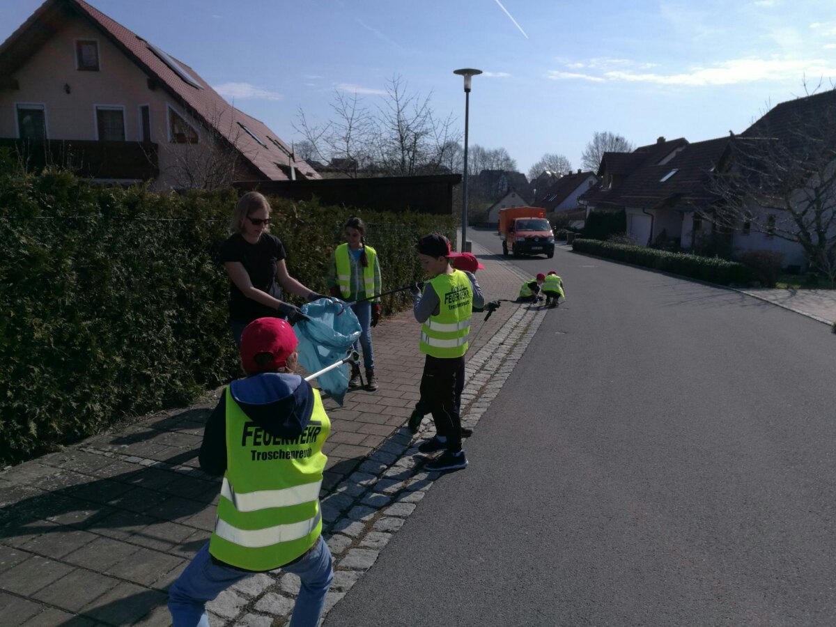 Kinderfeuerwehr räumt auf